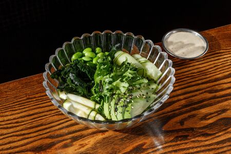 Зеленый салат с водорослями вакаме, авокадо и эдамаме