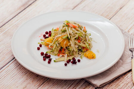 Салат из капусты малой соли с яблоком, сельдереем и апельсином