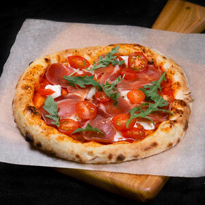 Пицца с прошутто и моцареллой