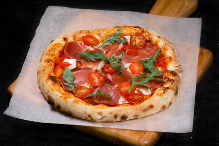 Пицца с прошутто и моцареллой