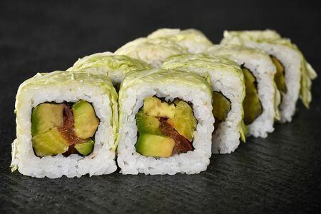Ролл в китайском салате с авокадо