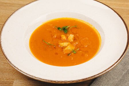 Суп Испанский томатный с кальмарами и креветками