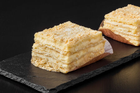 Пирожное Наполеон в контейнере