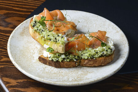 Брускетта с семгой, творожным кремом и тартаром из огурца
