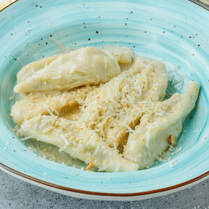 Кулурджонес с рикоттой и шпинатом в соусе Горгонзола