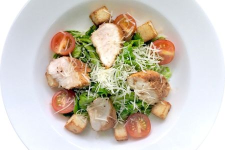 Салат Цезарь с курицей