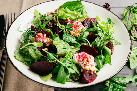 Салат с запеченной свеклой и сыром страчателла