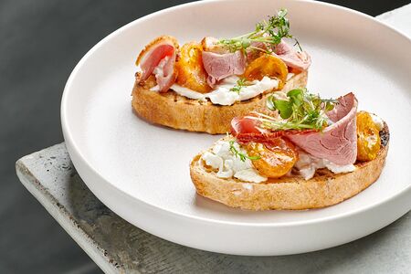 Брускетта с уткой, страчателлой и пряными томатами