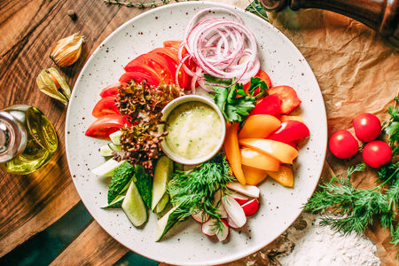 Тарелка из свежих овощей и зелени