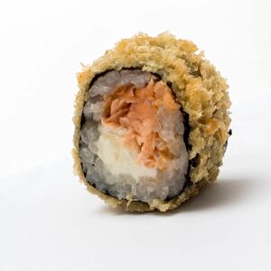 Жареный ролл с лососем