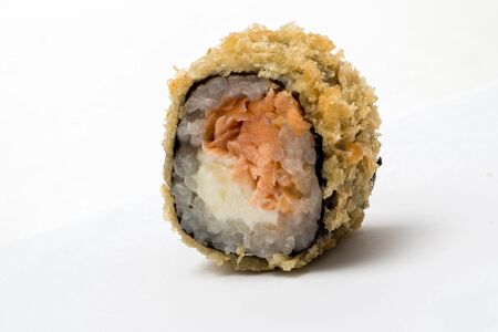 Жареный ролл с лососем