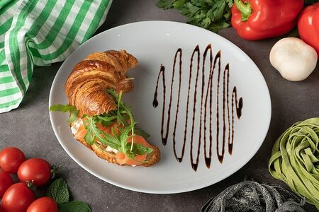 Круассан с лососем