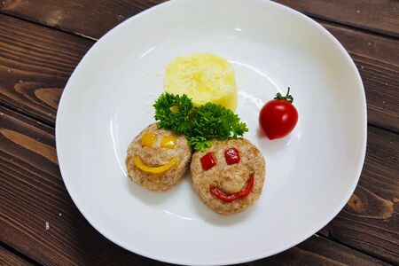 Котлетки-смайлы куриные