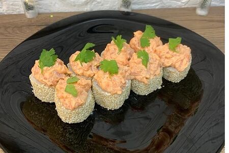 Острый ролл Тартар из лосося