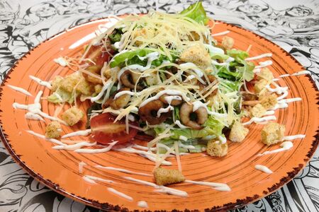 Салат Цезарь с креветками