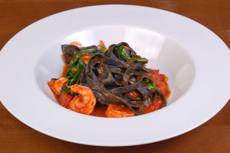 Черные тальятелле с креветками