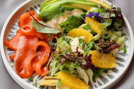 Авокадо-салат с лососем и апельсином