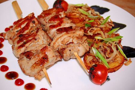 Куриный шашлык на шпажке с картофелем