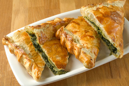Пирог со шпинатом и сыром из слоеного теста