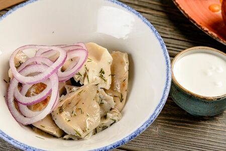 Соленые грузди с красным луком и сметаной