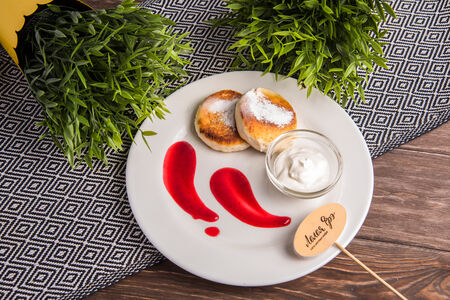 Сырники со сметаной и ягодой