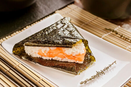 Онигири с лососем