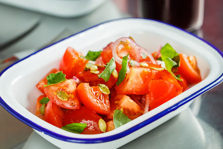 Томаты с красным луком и базиликом