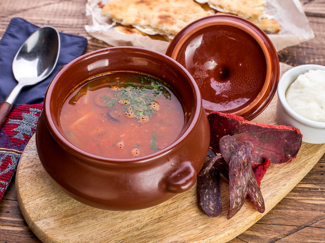 Ламаджо, шашлык, вино, хинкали