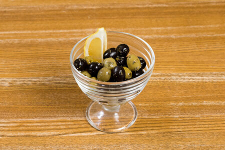 Оливки и маслины с травами прованса