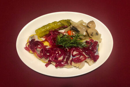 Сельдь с картофелем и маринованными грибами