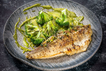 Филе судака с соусом из укропа и обожжённой брокколи
