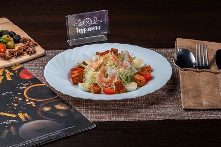 Салат Цезарь с креветками