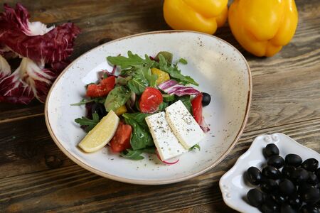 Салат с овощами и сыром фета