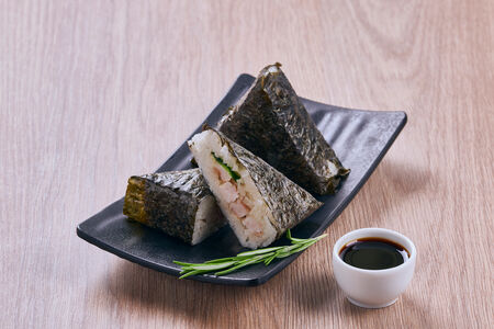 Онигири с креветкой