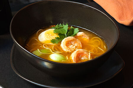 Сингапурский суп с яичной лапшой, креветками, капустой бок чой и яйцом