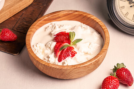 Творог со свежими ягодами и йогуртом