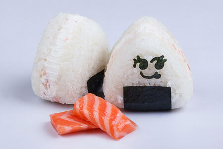 Онигири Лосось со сливочным кремом