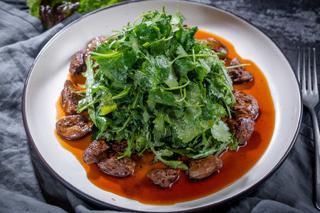 Теплый салат с печенью курицы