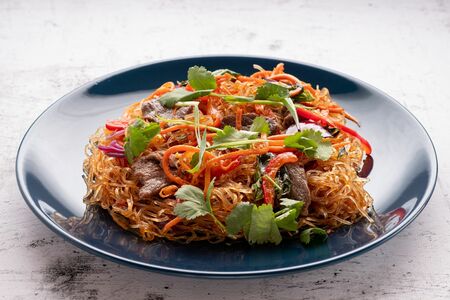 Стеклянная лапша с говядиной по-малайзийски