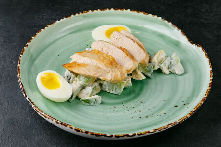 Запеченное куриное филе с авокадо