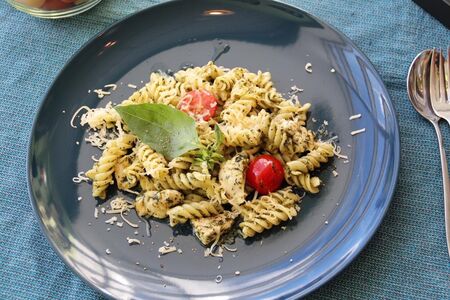 Паста с куриной грудкой и соусом Песто