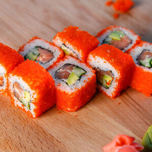Ролл Калифорния с лососем