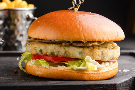 Бургер с щукой и солеными груздями