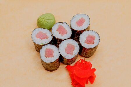 Ролл с тунцом