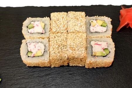 Ролл Калифорния в кунжуте