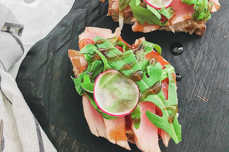 Брускетта с тунцом, рукколой и айоли