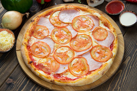 Пицца с ветчиной и помидорами