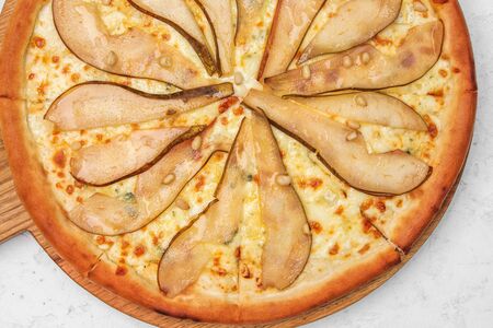 Пицца Груша с горгонзолой