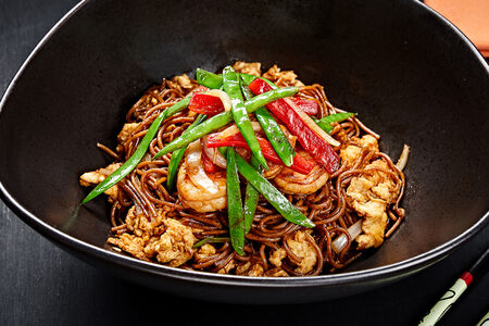 Вок с креветками в тайском соусе