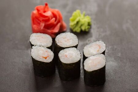 Ролл с креветкой